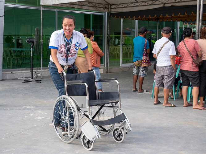 Nene offers a wheelchair to make sure that anyone with difficulty walking moves more comfortably. 【Photo by Matt Serrano】