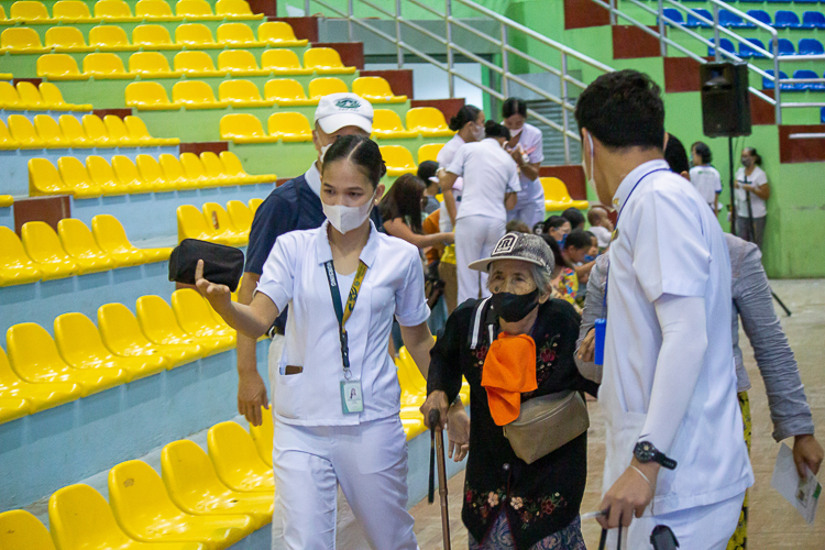 Patients of all ages and from all walks of life availed of the free quality medical services offered by Tzu Chi’s 262nd medical mission from April 4 to 6 in Isulan, Sultan Kudarat. At the end of the three-day event, Tzu Chi’s volunteer doctors attended to 4,348 patients and performed 70 surgeries.【Photo by Marella Saldonido】