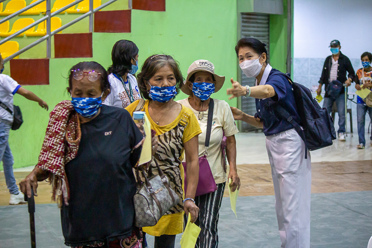 Patients of all ages and from all walks of life availed of the free quality medical services offered by Tzu Chi’s 262nd medical mission from April 4 to 6 in Isulan, Sultan Kudarat. At the end of the three-day event, Tzu Chi’s volunteer doctors attended to 4,348 patients and performed 70 surgeries.【Photo by Marella Saldonido】