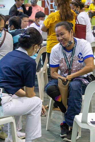 Nene enjoys a conversation with a Tzu Chi volunteer. 【Photo by Marella Saldonido】