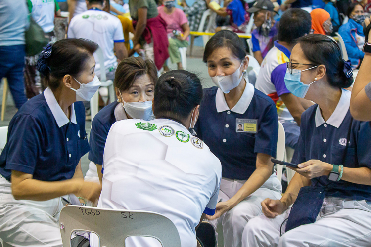 Nene (in white) shares her stories with Tzu Chi volunteers. 【Photo by Marella Saldonido】