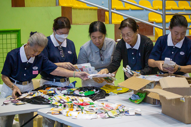Tzu Chi volunteers sort through various medicines and supplements, all given to patients for free through the medical mission’s pharmacy.【Photo by Marella Saldonido】