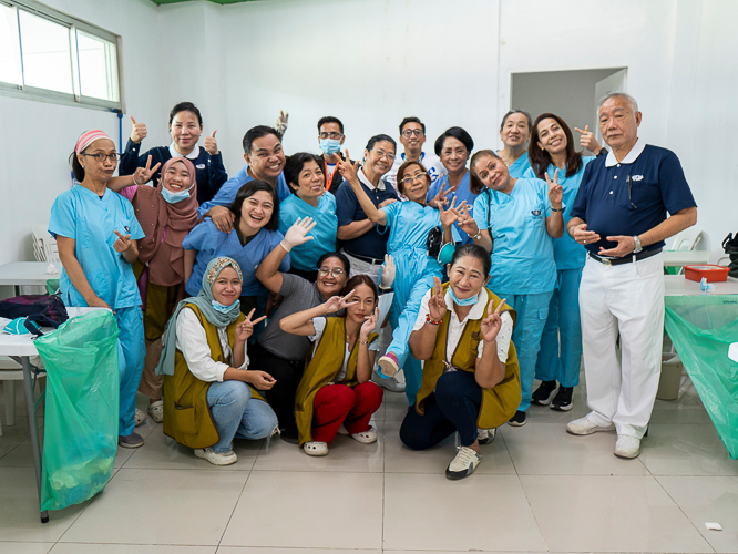 Light moments and bonding with fellow volunteers and patients contributed to the success of Tzu Chi’s 262nd medical mission. 【Photo by Marella Saldonido】