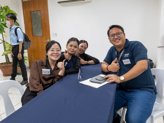 Elvin Mercader (right) poses for a photo with the scholars he interviewed. 【Photo by Matt Serrano】