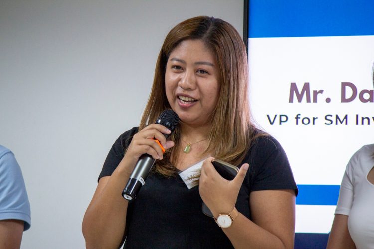 Jhoy Sarmiento, a certified public accountant, introduces herself to the scholars whom she guided in the mock interviews. 【Photo by Matt Serrano】