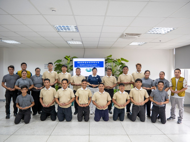 Concluding the RAC scholarship awarding ceremony, 12 of the 13 RAC scholars pose for a photo with Tzu Chi volunteers and staff. 【Photo by Matt Serrano】