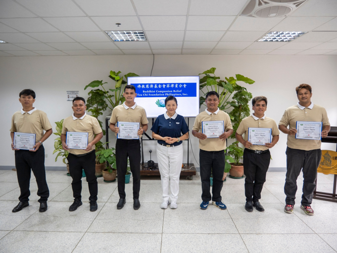 Newly awarded RAC scholars pose together with Head of Education Committee Rosa So (center) for a photo. 【Photo by Matt Serrano】