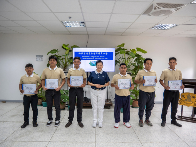 Newly awarded RAC scholars pose together with Head of Education Committee Rosa So (center) for a photo. 【Photo by Matt Serrano】