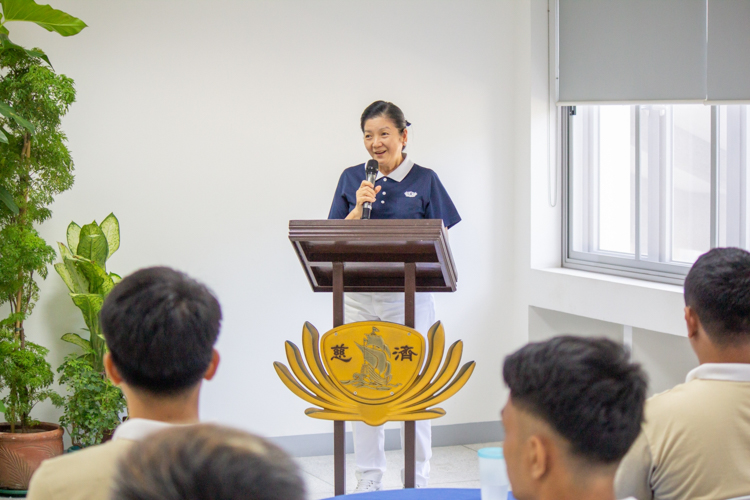 During her opening speech, Tzu Chi Head of Education Committee Rosa So motivated the scholars, saying that “the knowledge and skills that you will obtain will not only secure a bright future for yourself, but will become a catalyst for positive change, blessing the lives of others, not just your family.” 【Photo by Marella Saldonido】