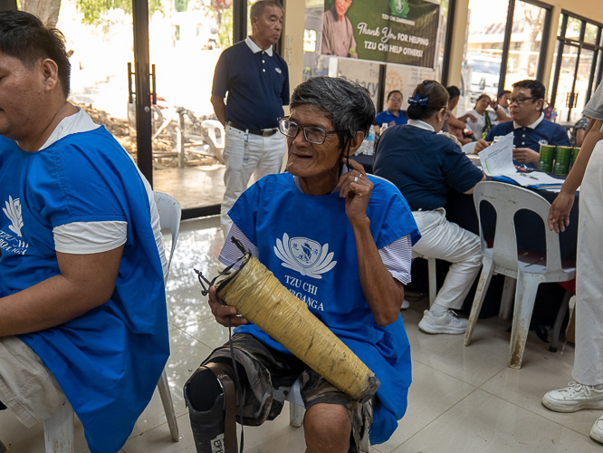Bienvenido Espelita’s self-made prosthesis was made 10 years prior, and he explained that while this helped him walk, he needed professionally made prosthesis to walk better.