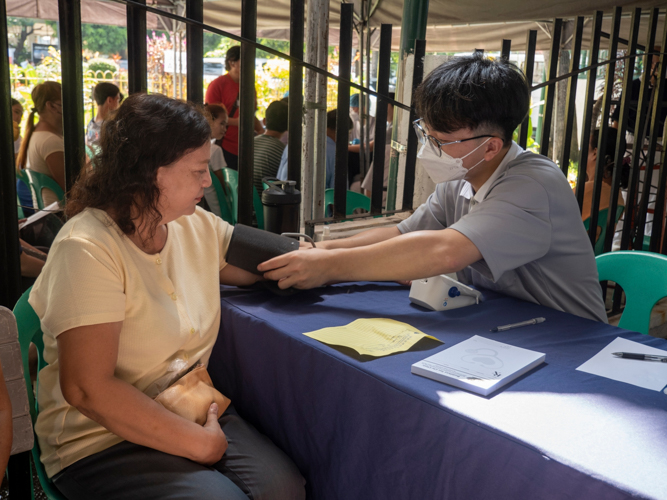 A Tzu Chi University medical student gets the vital signs of a patient. 