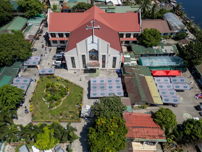Tzu Chi volunteers set up canopy tents on the grounds of San Lorenzo Ruiz and Companion Martyrs Parish for its 269th medical mission in Navotas on August 4.