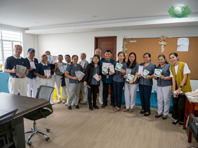 Tzu Chi volunteers turned over six sacks (or 10,000 pieces) of face masks to Conception Integrated School (Elementary).