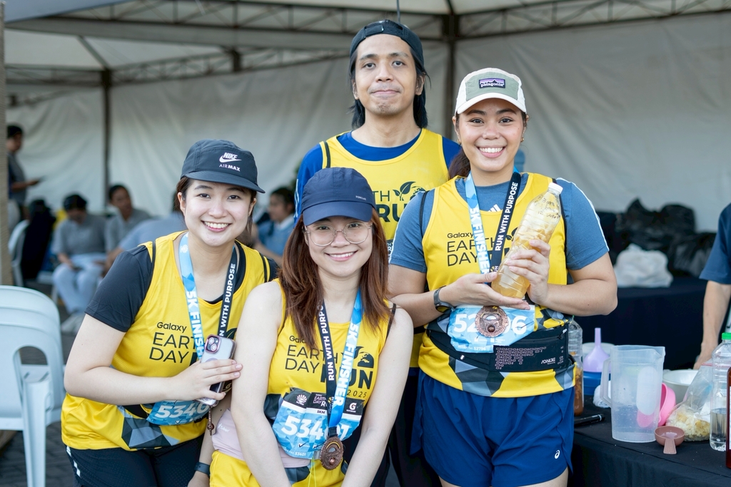 Bea Tresvalles (first from right) and her friends were only supposed to throw their banana peels when a Tzu Chi volunteer convinced them to turn the peels into bio-enzyme. “While making my own bio-enzyme, I'm so happy to know that I can change the world one peel at a time,” she says. 