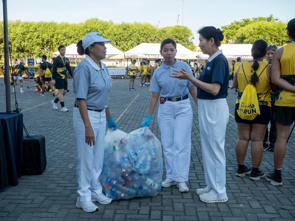 Tzu Chi Philippines Deputy CEO Woon Ng (first from right) talks to volunteers assigned to collect trash post-race. She’s pleased to know that the team was “not as busy”—a sign that less garbage was yielded from this year’s fun run. 
