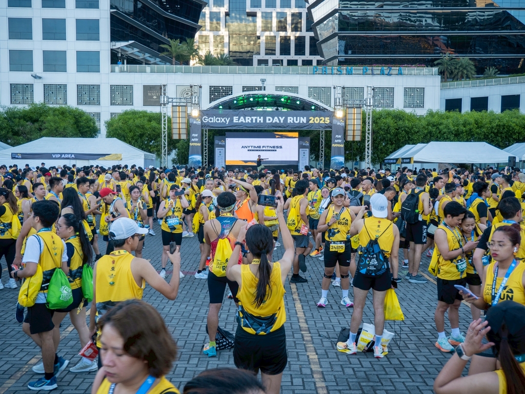 It was a sea of yellow at the runner’s village as participants of Runrio’s Galaxy Earth Day Run 2025 took selfies at the photo wall and mingled around sponsor booths. 