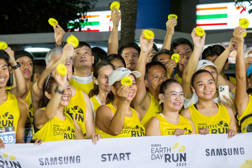 Runrio’s Galaxy Earth Day Run 2025 participants wave their collapsible hydration cups. The innovation was introduced by Tzu Chi Philippines in its first Charity Run for Education in 2024. 
