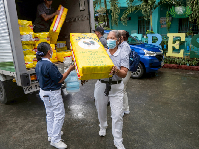 Tzu Chi’s local volunteers help in unloading the sacks of face masks.
