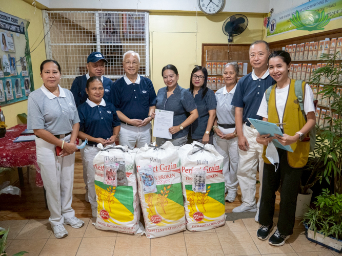 Tzu Chi volunteers first traveled to Maly Elementary School to turn over 10,000 face masks.