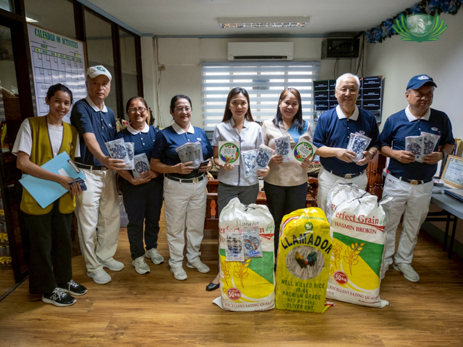 Tzu Chi volunteers bring four sacks (or 7,500 pieces) of face masks to Nangka High School.