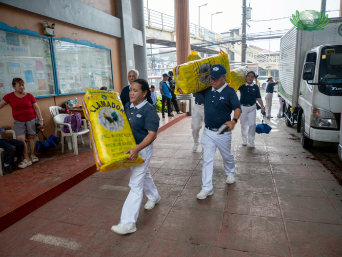 Visiting 10 schools in one day was possible with the coordinated efforts of Tzu Chi volunteers.