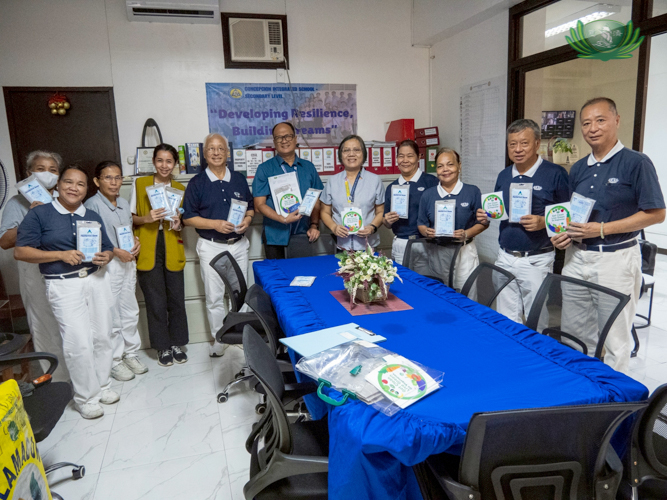 Tzu Chi volunteers turned over six sacks (or 10,000 pieces) of face masks to Conception Integrated School (Secondary).