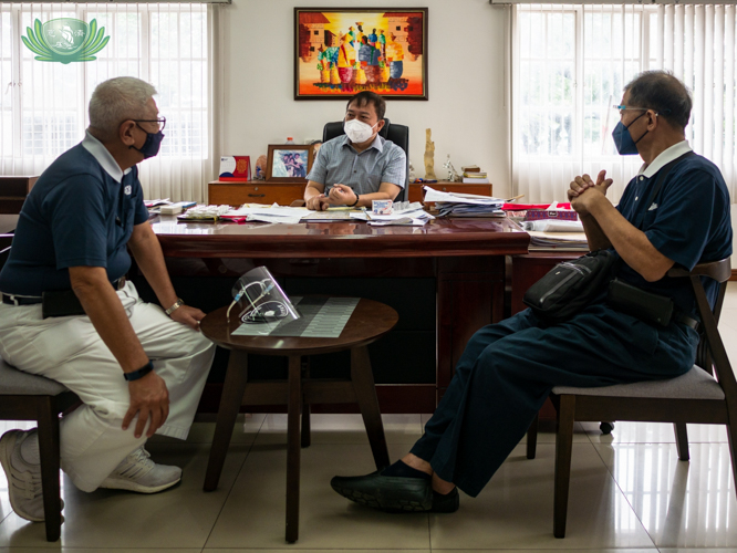 Tzu Chi CEO Henry Yunez and volunteer Jame Chien discussing past Marikina relief operations with Vice Mayor Dr. Marion Andres.【Photo by Daniel Lazar】