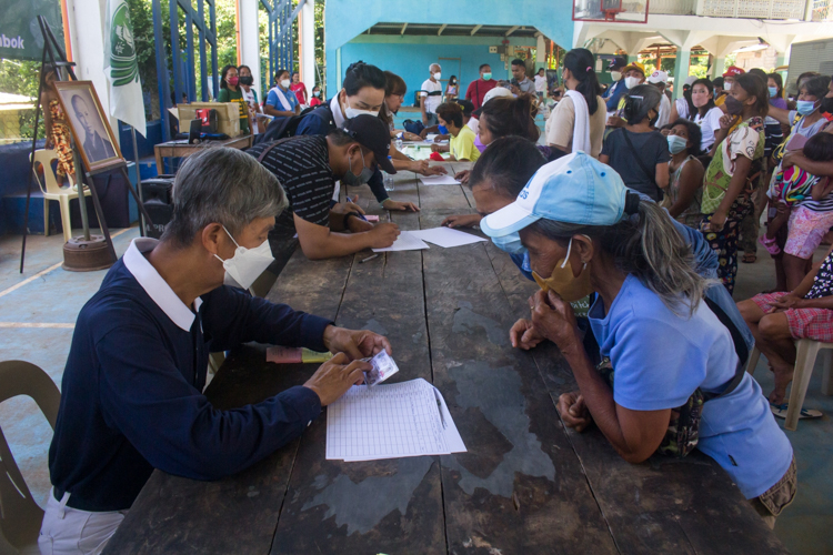 Tzu Chi volunteers registering recipients for relief distribution.【Photo by Mavi Saldonido】