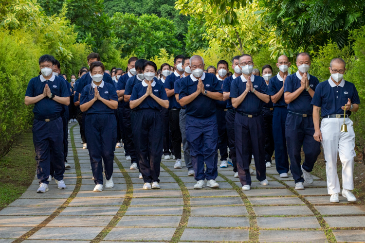 Commissioners walk in unison in a ritual to honor Dharma Master Cheng Yen and Buddha.【Photo by Matt Serrano】