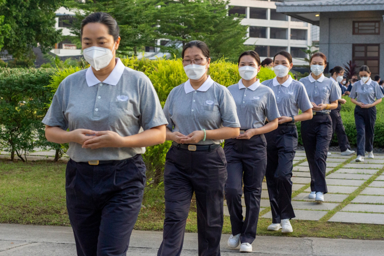 Trainees walk solemnly to the start of the pilgrimage.【Photo by Matt Serrano】