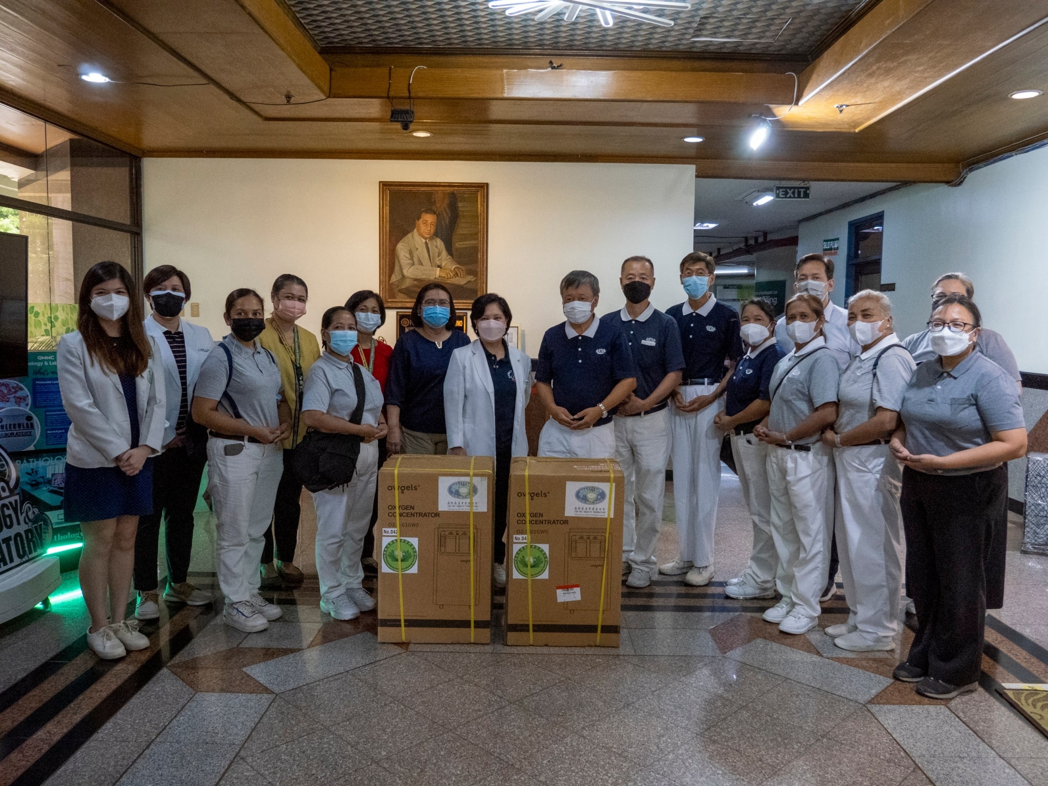 Tzu Chi volunteers and staff pose for a group photo with the doctors and staff of Quirino Memorial Medical Center (QMMC).【Photo by Matt Serrano】