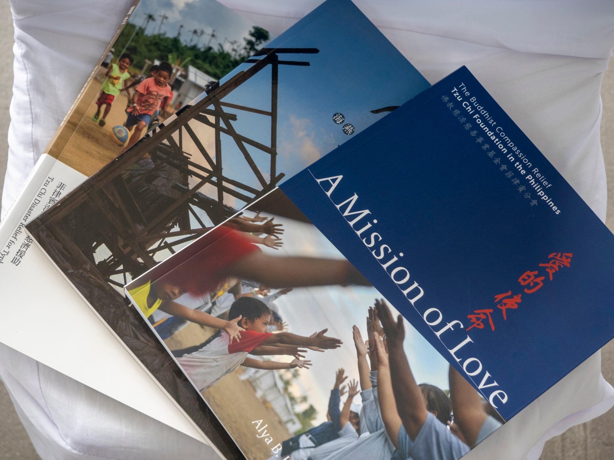 Tzu Chi gives copies of “A Mission of Love,” “Resurgence,” and “Yolanda in Focus” as a token of appreciation for the partner institutions. 【Photo by Matt Serrano】