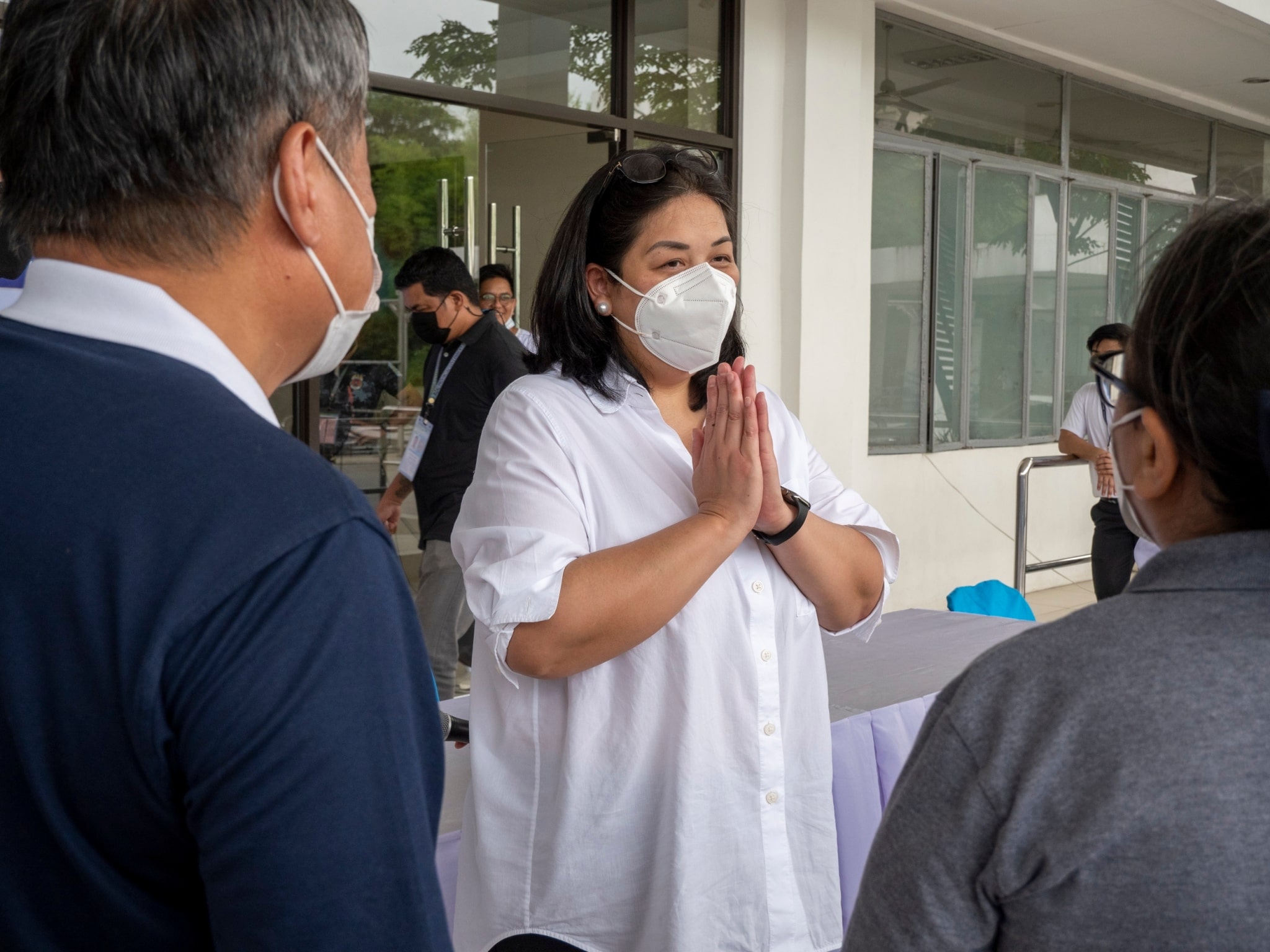 “As we get to know each other better and deepen our friendship and relationship, we can reach out more to more people in need—the less fortunate or those who have less in life,” says Governor Nina Ynares (in white) of Rizal Province. 【Photo by Matt Serrano】