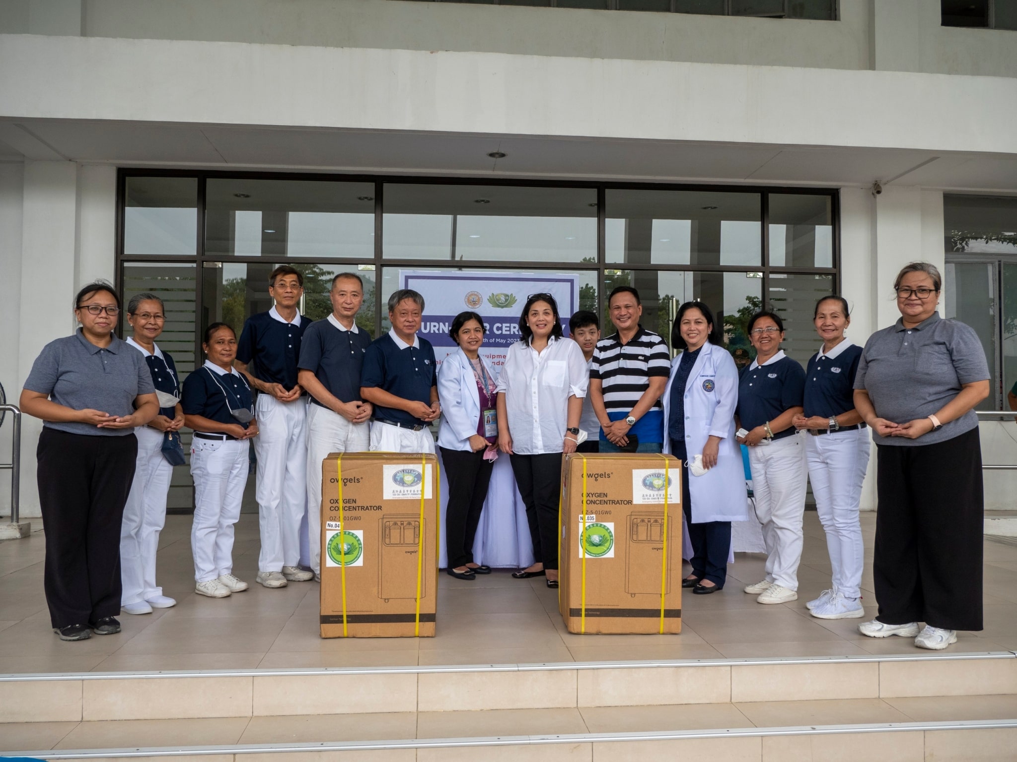 Tzu Chi volunteers and staff pose for a group photo with Governor Nina Ynares (in white), Vice Governor Junrey San Juan Jr. (in stripes), and doctors at Casimiro A. Ynares Sr. Memorial Hospital. 【Photo by Matt Serrano】