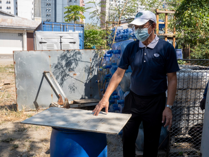 Covering the compost container, as Hilario Velasquez reminded, is a crucial step in preventing insects and pests from going into the compost. 【Photo by Matt Serrano】