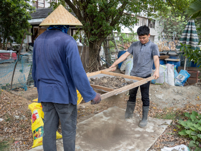 The batch of composting soil is then strained to remove clumps. 【Photo by Matt Serrano】
