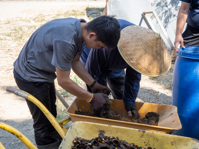 The composting materials were then brought together and placed into the drum container, where around one to two inches of garden soil and organic materials are layered. 【Photo by Matt Serrano】