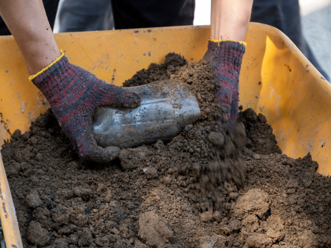 Hilario Velasquez, a Tzu Chi volunteer, recommends the use of garden soil for composting. 【Photo by Matt Serrano】