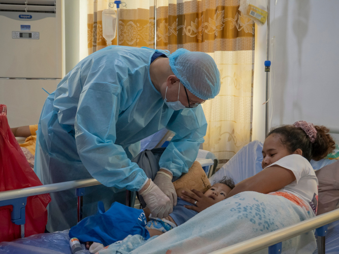 A TIMA volunteer doctor checks in on a child patient in the recovery room a day after his surgery. 【Photo by Ben Baquilod】