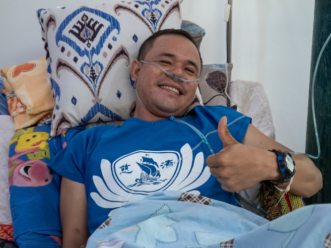 Pedro Piagoda Jr. happily strikes a pose on the camera a day after his surgery at the Sultan Kudarat Provincial Hospital. 【Photo by Ben Baquilod】