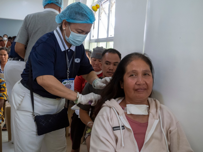 A day after her surgery, Myrna Tanuhay shows signs of vitality at the special post-surgery send-off program organized by Tzu Chi Zamboanga volunteers. 【Photo by Ben Baquilod】
