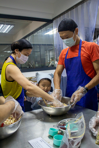 Eric and Lalaine Ong, along with their son Lance, find a greater purpose in the bake sale, aspiring to support underprivileged children's education while cherishing precious family bonding moments during the event.【Photo by Matt Serrano】