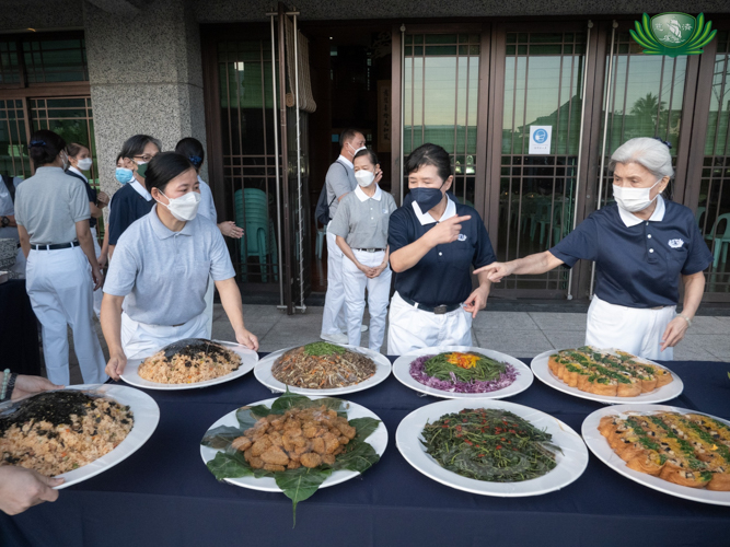 Linda Chua (rightmost) leads volunteers in preparing food for the dinner buffet. 【Photo by Kendrick Yacuan】