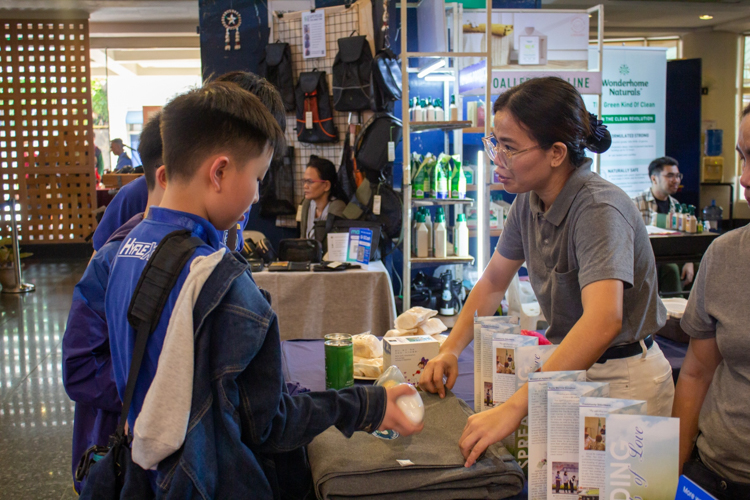 Tzu Chi’s Program Officer Lineth Brondial presents Da Ai Technology to a group of students, an initiative focused on creating blankets and various products from recycled plastics. 【Photo by Marella Saldonido】