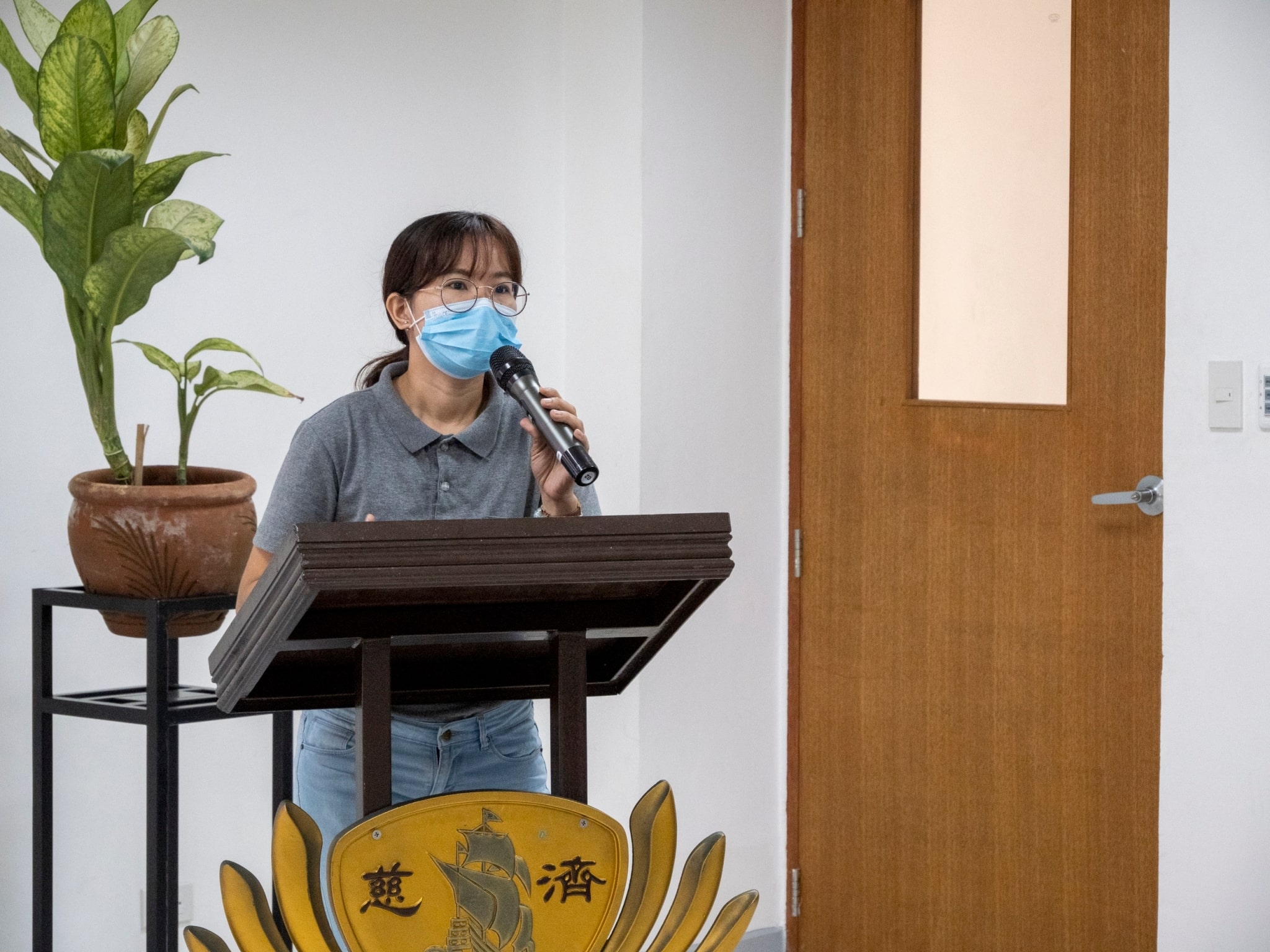 Program Officer Lineth Brondial presents Tzu Chi’s environmental sustainability program for the youth ‘YOU CAN: Youth for Climate Action Now’.