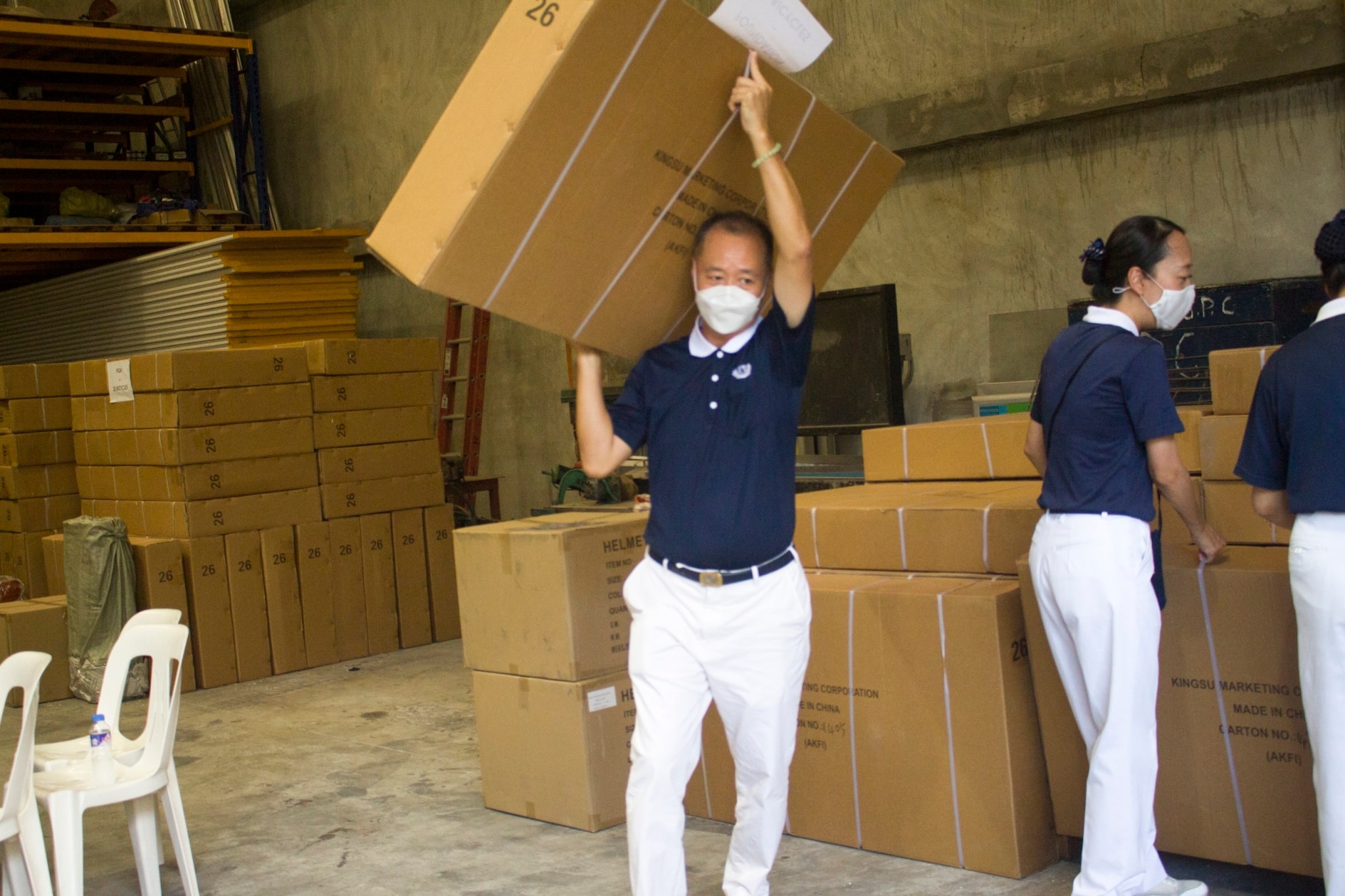 Tzu Chi volunteers load the donated bicycles onto a truck.【Photo by Matt Serrano】