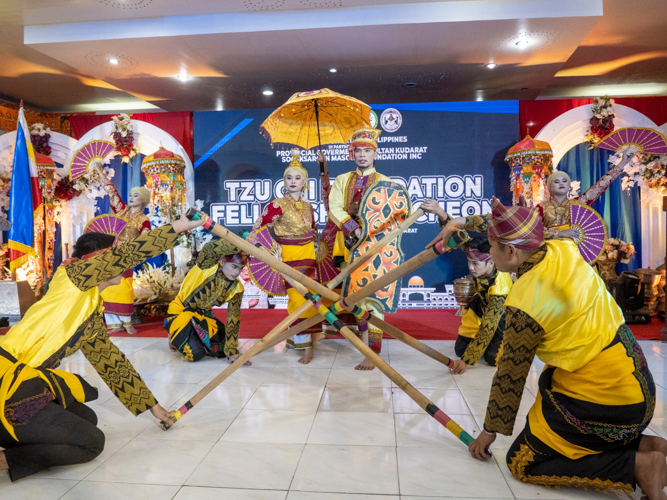 An intermission number featuring an ethnic dance entertained guests at the fellowship luncheon. 【Photo by Matt Serrano】