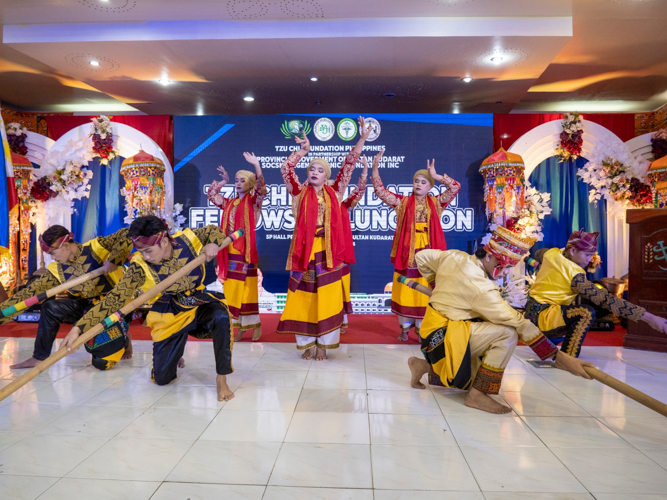 An intermission number featuring an ethnic dance entertained guests at the fellowship luncheon. 【Photo by Matt Serrano】