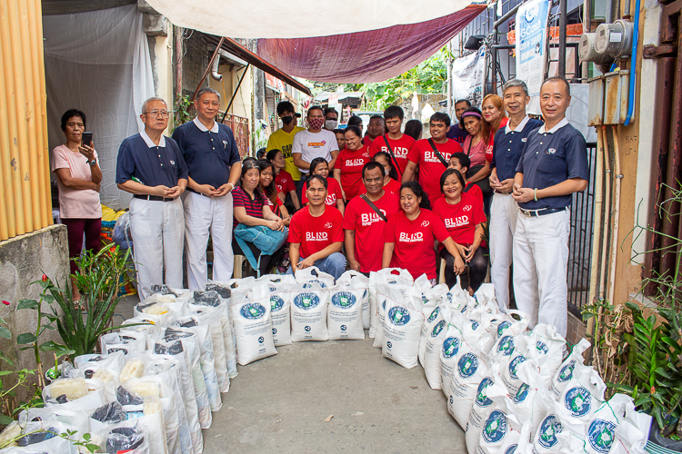 Tzu Chi Philippines volunteers join Blind Republic Philippines’ Christmas party on December 15 in Caloocan City.  【Photo by Marella Saldonido】