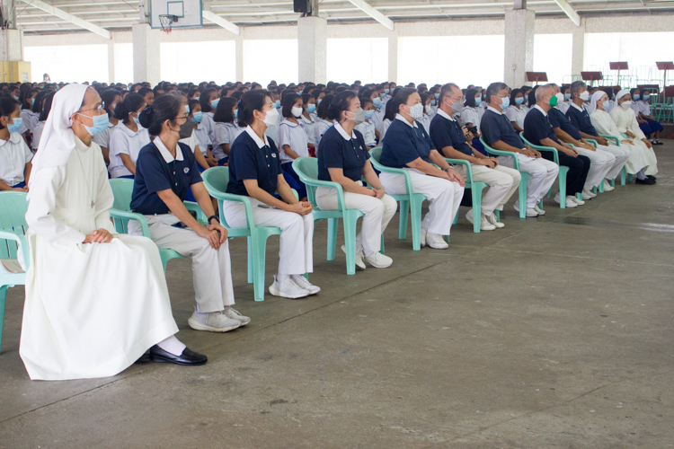 Tzu Chi volunteers and Sisters of Mary nuns watch a dance performance from the students. 【Photo by Matt Serrano】